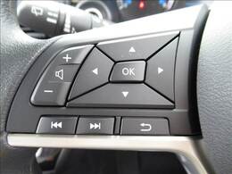 【ステアリングスイッチ】ハンドル左側のボタンで音量の調節、チャンネル変更が可能に。運転中でもナビまで手を伸ばさずに操作可能です。