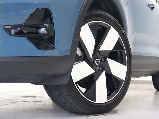 ボルボ純正の5スポークフロント：8.0J×20インチ リア：9.0J×20インチ ダイヤモンドカット/ブラックアルミホイール装着。