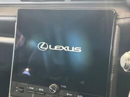 【メーカー純正ナビ】インテリアに溶け込むスタイリッシュな「専用設計」メーカーナビを装備♪視認性や操作性など基本性能にも優れ、より上質なカーライフをお楽しみいただけます。