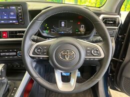 【スマートアシスト】走行中に前方の車両と歩行者を認識。衝突の危険が高いと判断した場合に警報や緊急ブレーキで衝突回避や衝突時の被害を軽減。さらに車線逸脱警報・前後誤発進抑制機能もセットで装備！