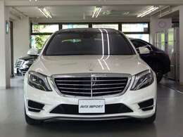 19インチAMG5ツインスポークアルミホイールが装備され、スポーティーかつダイナミックなスタイリングを演出！！　内装は高級感漂うブラックナッパレザーシート＆