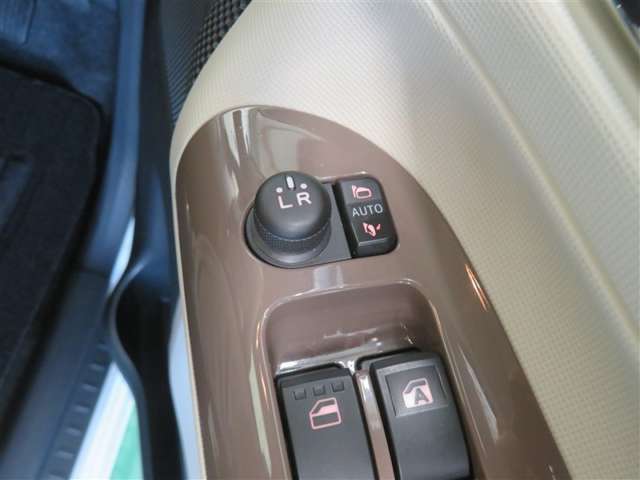 電動格納ミラー！ スイッチひとつでミラーを畳めます。
