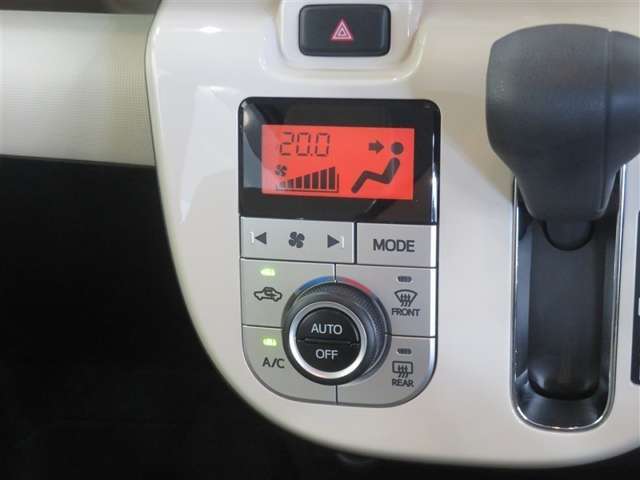 オートエアコン機能で、車内を自動的に、設定した温度に保ってくれます。