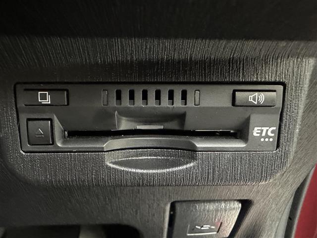 【ETC】有料道路を利用する際に料金所で停止することなく通過できる、ETC車載器（ノンストップ自動料金収受システム機器）が装備されています。セットアップを行うことで利用可能になります。