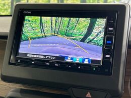 【バックカメラ】駐車時に後方がリアルタイム映像で確認できます。大型商業施設や立体駐車場での駐車時や、夜間のバック時に大活躍！運転スキルに関わらず、今や必須となった装備のひとつです！