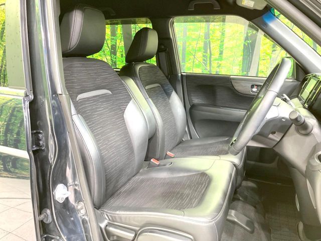 運転席まわりには十分なスペースがあり、大柄な方でもゆったり運転していただける環境です。