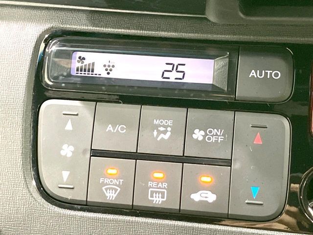 【オートエアコン】一度お好みの温度に設定すれば、車内の温度を検知し風量や温度を自動で調整。暑い…寒い…と何度もスイッチ操作をする必要はありません。快適な車内空間には必須の機能ですね♪