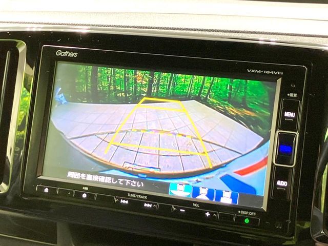 【バックカメラ】駐車時に後方がリアルタイム映像で確認できます。大型商業施設や立体駐車場での駐車時や、夜間のバック時に大活躍！運転スキルに関わらず、今や必須となった装備のひとつです！