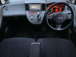 ベンチシートでゆったりとした運転席です♪