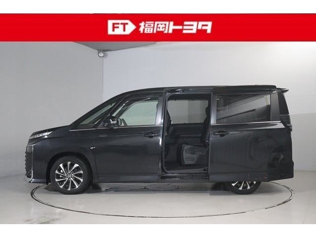 スライドドアは狭い場所での乗り降りにとても便利です。