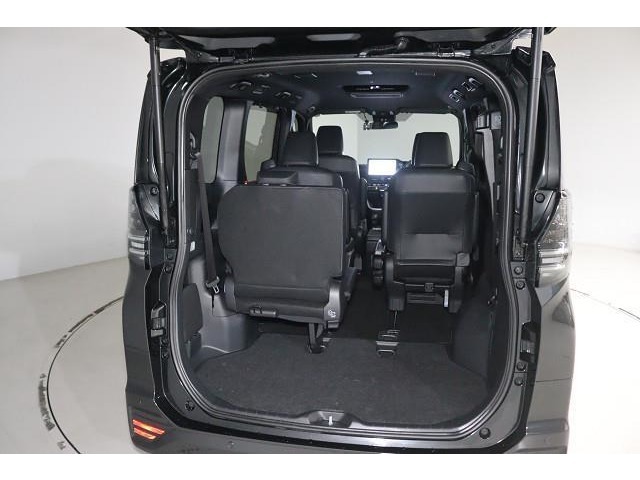 分割可倒式のシート！片方倒せば長めの荷物、両方倒せばたくさんの荷物を積むことができます。