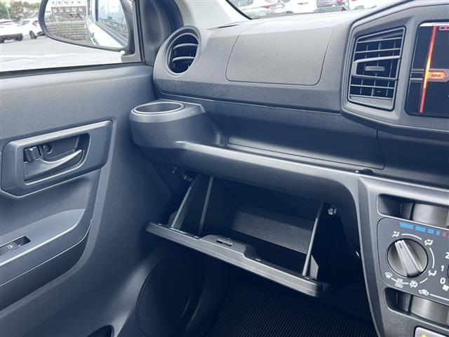 グローブボックスの画像です。店舗にて現車の確認もいただけますので、お電話で在庫のご確認の上是非ご来店くださいませ！！！ワクワクするクルマ選びをご提案します！