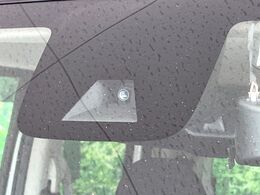 【エマージェンシーブレーキ】走行中に前方の車両等を認識し、衝突しそうな時は警報とブレーキで衝突回避と被害軽減をアシスト。より安全にドライブをお楽しみいただけます。