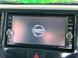 【純正ナビ】人気の純正ナビを装備しております。ナビの使いやすさはもちろん、オーディオ機能も充実！キャンプや旅行はもちろん、通勤や買い物など普段のドライブも楽しくなるはず♪