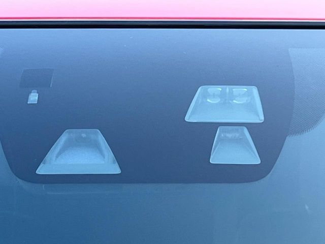 【i-ACTIVESENSE】走行中に前方の車両等を認識し、衝突しそうな時は警報とブレーキで衝突回避と被害軽減をアシスト。より安全にドライブをお楽しみいただけます。