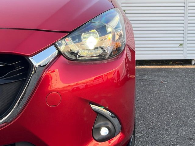 【LEDヘッドライト】悪天候や夜間走行時も良好な視界を確保し安心して運転できる高輝度LEDヘッドライトを装備！点灯速度が早く、消費電力も抑えられています。