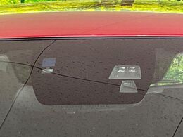 【スマートシティブレーキサポート】低速走行中に前方の車両等を認識し、衝突しそうな時は警報とブレーキで衝突回避と被害軽減をアシスト。より安全にドライブをお楽しみいただけます。