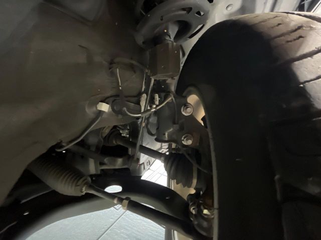 お車を安心してお乗りいただく為には、足回りの定期点検が欠かせません。サービスサポート（有償保証）では無料点検もご提供しており、安心のカーライフをお過ごしいただけるサポート体制が整っています。