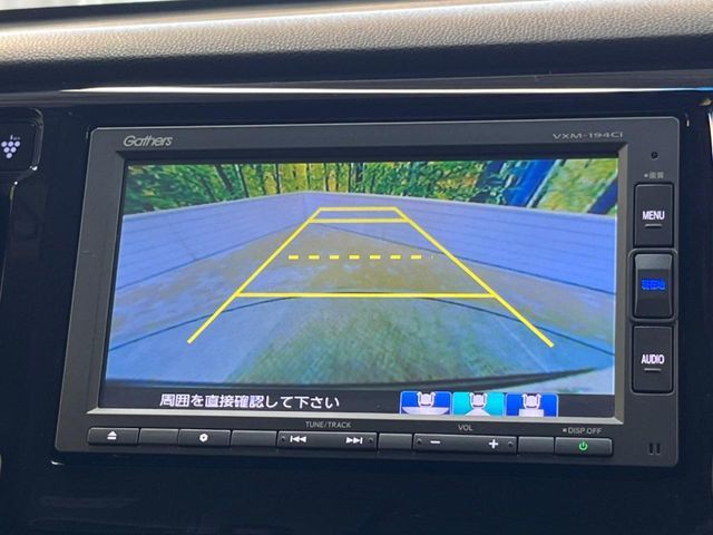 【バックカメラ】駐車時に後方がリアルタイム映像で確認できます。大型商業施設や立体駐車場での駐車時や、夜間のバック時に大活躍！運転スキルに関わらず、今や必須となった装備のひとつです！
