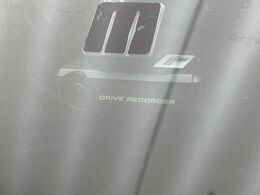 【ドライブレコーダー】安心・安全なカーライフに必須のドライブレコーダーを装備！走行中はもちろん、あおり運転や事故に遭遇した際の状況も映像で記録し、万一のリスクに備えます。