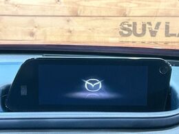 【8.8インチマツダコネクト】車内の雰囲気にマッチした大型のディスプレイ。スマホ接続でのナビ使用やBluetooth再生等、様々な機能が楽しめます。直感的なダイヤル操作が可能で、使い勝手も良好です。