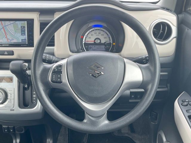 インテリアに合わせたデザインのステアリングは、運転される方のことも考え、運転しやすい形状、大きさです。是非一度、実際に触ってお確かめください。