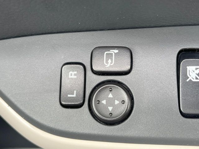 【電動格納ミラー】サイドミラーは電動格納式となっており、狭い駐車場でもキズがつくリスクを抑えられます。