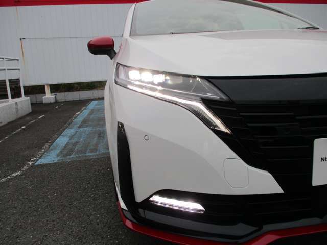 夜間走行の視界を確保！ LEDヘッドランプ