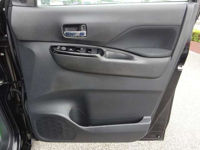 ◇運転席扉　内側部分になります◇【パワーウィンドウ】窓の開け閉め楽々！少し換気したいな～なんて時にササッと操作できますね♪