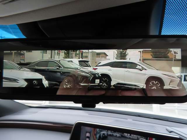 OP装備されたデジタルインナーミラーは車両後方のカメラ映像をミラー内のディスプレイに表示する運転補助装置。視界を遮る物が無い映像を可能としたほか夜間の視認性の確保、後席乗員のプライバシー確保も行えます