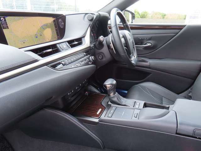 きめ細かい作り込みから生まれたインストルメントパネルは表皮やステッチ、サテンメッキなどが組み合わさり、美しいコントラストを演出。素材の特性を最大限引き出した匠の技で、先鋭的かつ上質な仕上がりを実現した