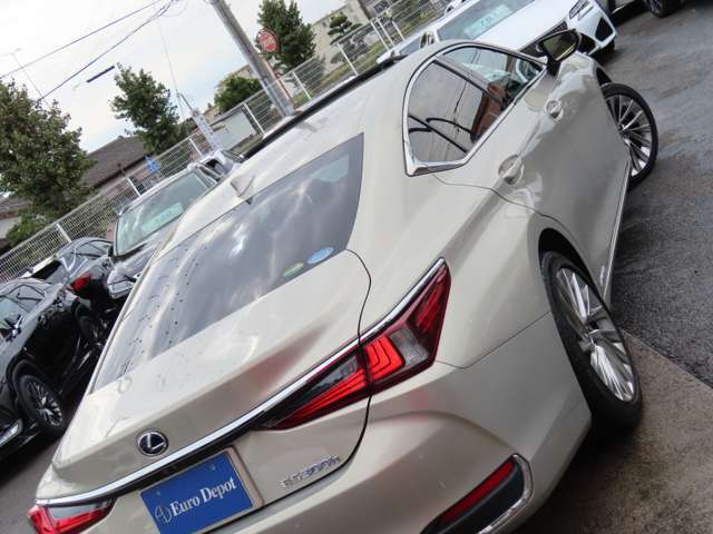 2.5Lの高いレスポンス、小型・軽量・高効率化を実現した新世代ハイブリッドシステムはJC08モード燃費で23.4km/Lの優れた燃費性能を実現するとともに、高い動力性能とレスポンスの良さを両立した。