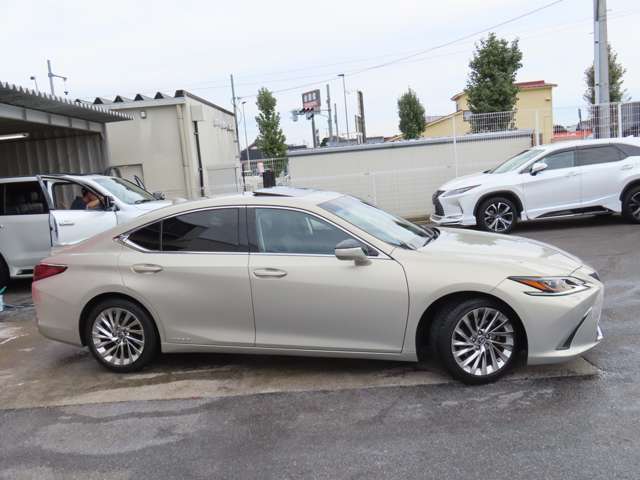 フラッグシップクーペLCの先見的かつ独創的な要素を組んだ”挑戦的なデザイン”を実現したES300hはレクサスの真価を示す、既成概念を超越する勇気を持った、官能を刺激する、心揺さぶるセダンに仕上げました