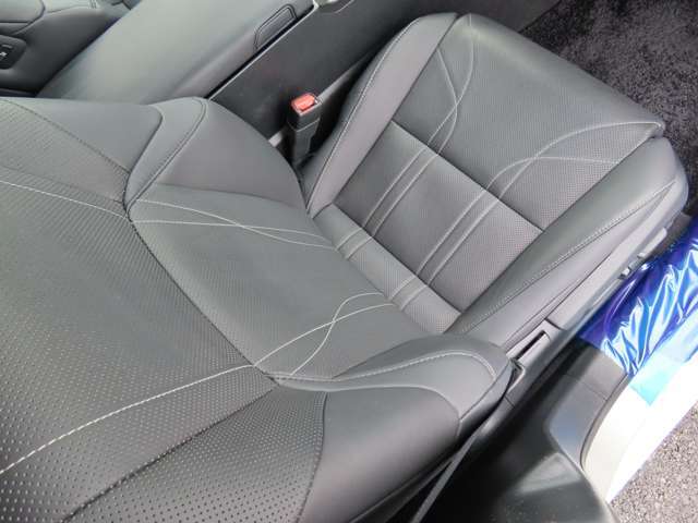 前席は骨盤角度から検証し、前後上下4方向のランバーも設定し疲れにくい運転姿勢を追求。更に姿勢崩れを低減するホールド性と包まれ感のあるクッション性を追求し、長時間のドライブでも快適な乗り心地を実現した。