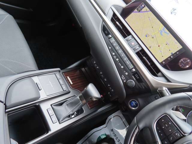 純正ナビはVICSによる最新道路交通情報とユーザーの走行情報から生成した独自の交通情報を元に予測し、より最適なルートを配信。通信環境の悪いエリアでは、車載機でルート探索を行うハイブリッドナビを搭載する