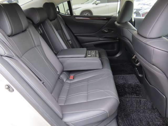 後席は大切なご家族、ご友人、お客様に居心地の良さを感じて頂く為に足元スペースをゆったり確保。新プラットフォームの採用でゆとりある乗降スペースと頭上スペースも確保し、ストレスフリーの後席空間に仕上ました