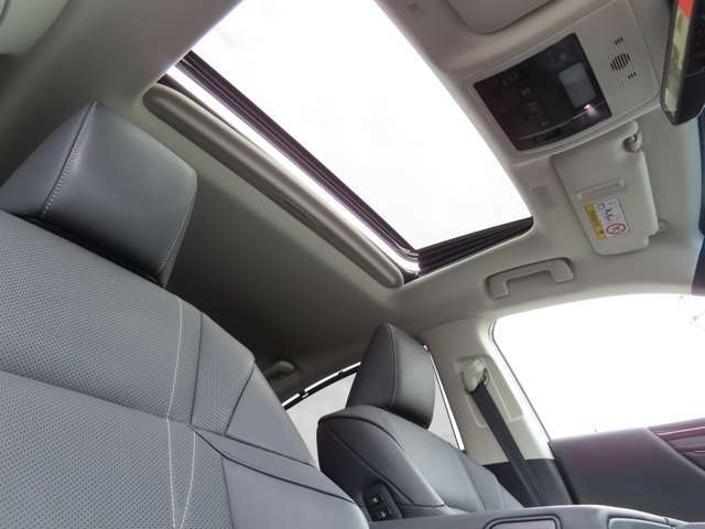 電動チルトアップ機能付スライディングガラスサンルーフは、太陽の光を燦燦と取り込み、雨天時でもチルト機能により雨が入らずに中の空気を外に放出が可能です。VerL専用ルーフライニングも装備する。