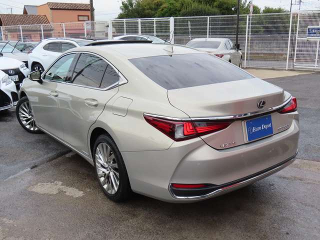 進化版プリクラッシュセーフティーシステムは進路上の車両や歩行者などと衝突しそうな場面に遭遇した場合、ドライバーに警報の後、プリクラッシュブレーキを作動させて強力にアシストし、衝突速度を低減させます。