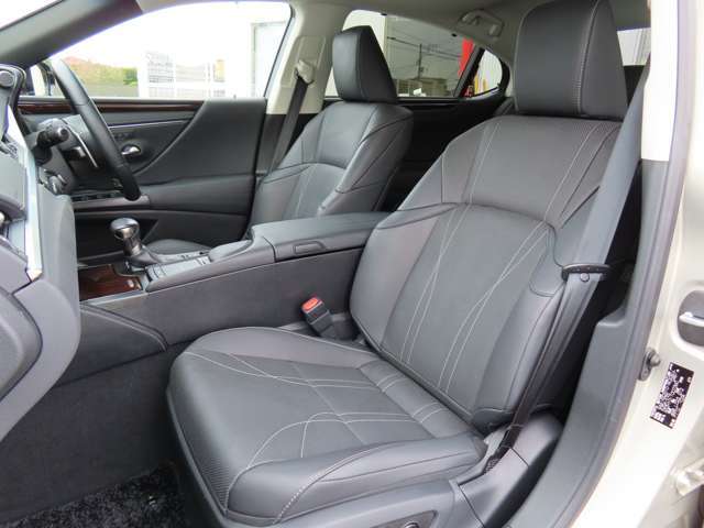 人を中心に考えたシートインコントロール。レクサス独自の空間作りはスイッチの操作性や表示系の高さの統一など、運転席には高い安全性と運転に集中できる空間を追求し快適にくつろげるパッセンジャー空間を両立した