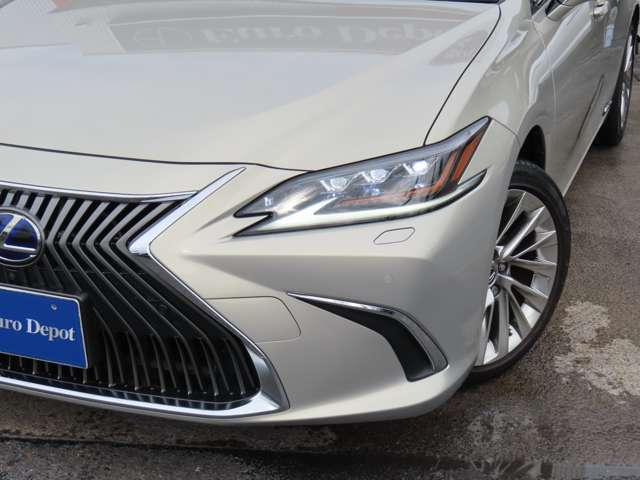 ESのヘッドランプは片側24個のLEDから構成。上下2段式AHSで照射・遮光エリアを細かく調整し、最適に配向。先行車や対向車に直接ハイビームを当てない様に部分的に遮光し、夜間の安全運転に寄与します