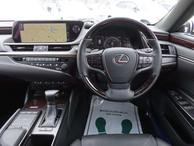 『ES』のドライビングポジションは、ペダル配置、ステアリングの傾角や調整幅、シートのホールド性など、徹底的な走りこみやデータ解析に基づく細部にこだわったレイアウトとした。