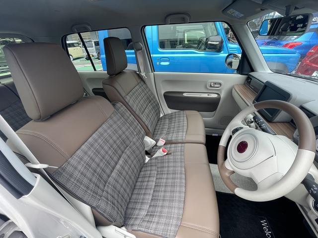 フロントシートはベンチシートです。インパネシフトで足元は広々。運転席と助手席はウォークスルーできます。