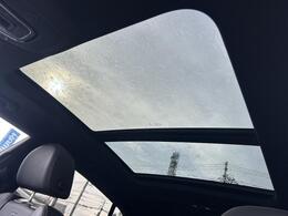 【サンルーフ】スイッチを入れると自動で開閉するサンルーフ。快適で明るい室内空間をもたらすとともに効率的なベンチレーションによって室内環境の向上も実現するパノラマサンルーフを装備。