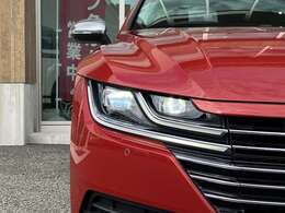 ◆LEDヘッドライト◆太陽に近い周波数を持つ白色光が路面を明るく照らすLEDヘッドライトは、夜間はもちろん、悪天候の日中でも優れた視認性を発揮します。