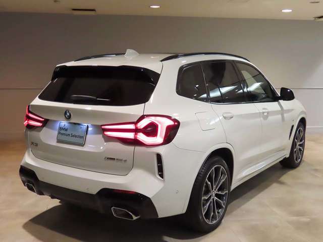 どの角度からもBMWのフォルムが際立ちます。