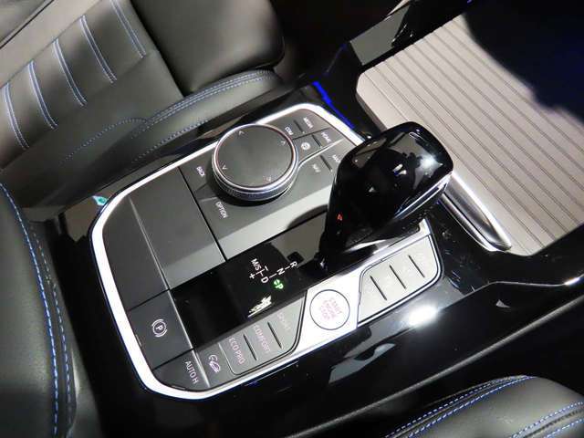 iDriveコントローラー。運転に集中しながら操作可能。