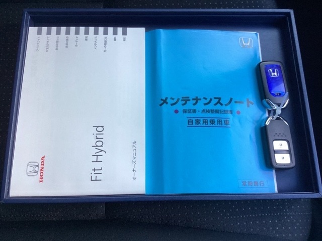 メンテナンスノート【整備記録簿】、取説も揃っています。スマートキーはバッグなどにしまったままボタン操作でエンジンの始動・停止ができて大変便利です。