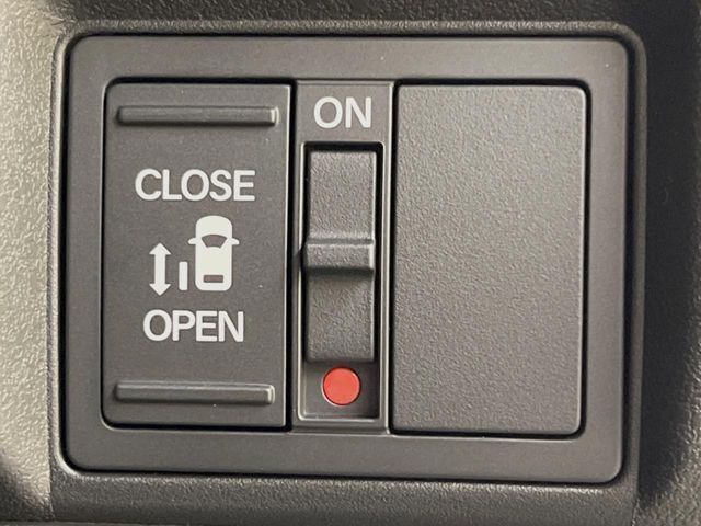 【パワースライドドア】スマートキーや運転席のスイッチでスライドドアの開閉が可能♪電動だから力を入れてドアを開ける必要が無く、小さいお子様でも、重い荷物を持っている時もラクに開け閉めできます♪