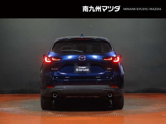 【ボディカラー：ディープクリスタルブルーマイカ】深みのある濃紺の色で、落ち着いた雰囲気や若々しさを感じさせるカラーです。主張が強い色ながら、濃すぎず明るすぎず、ほどよい重厚感を印象付けます。