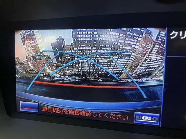 【バックカメラ】運転席から画面上で安全確認ができます。駐車が苦手な方にもオススメな便利機能です。